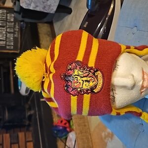 🌟3/$25🌟 Official Harry Potter Red/Yellow Gryffindor Woman's Winter Hat